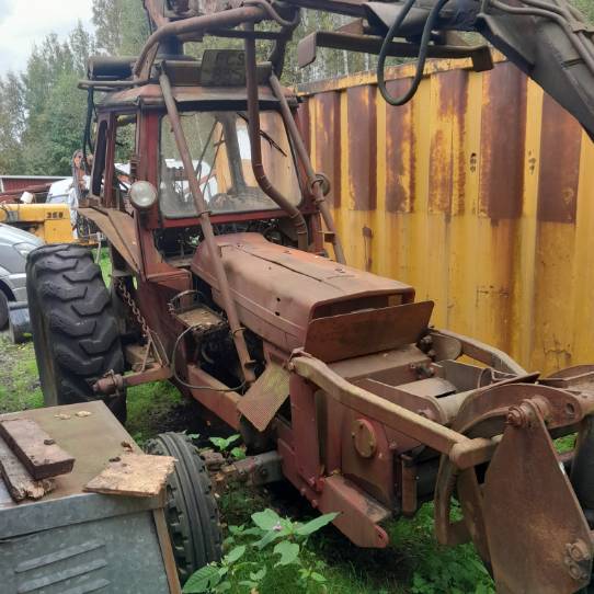 Traktor MF  Med kran och halvband